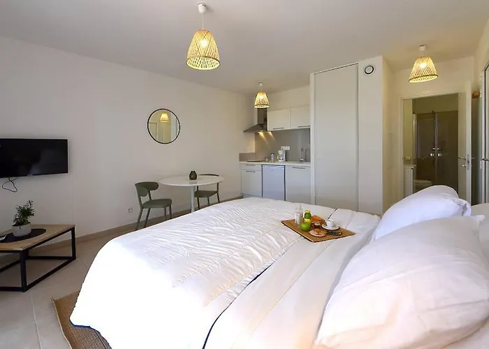 2 Personnes Vue Et Pieds Dans L'eau *