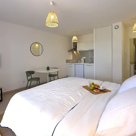 2 Personnes Vue Et Pieds Dans L'eau *